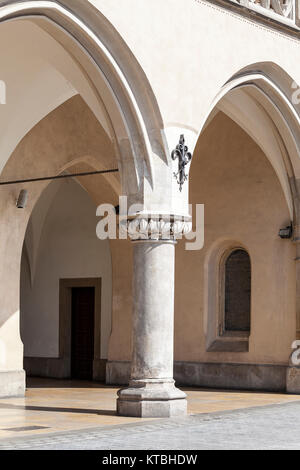 Halle aux draps sur la place principale du marché, en journée ensoleillée, Cracovie, Pologne Banque D'Images