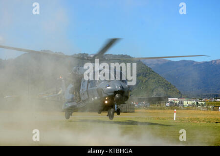 Greymouth, Nouvelle-Zélande, le 18 novembre 2017 : une armée de l'air hélicoptère NH90 décolle à une journée portes ouvertes géré par la New Zealand forces armées. Le NH90 a été construit par l'OTAN Helicopter Industries (INSA) (France). Banque D'Images