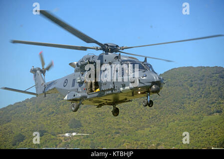 Greymouth, Nouvelle-Zélande, le 18 novembre 2017 : une armée de l'air hélicoptère NH90 décolle à une journée portes ouvertes géré par la New Zealand forces armées. Le NH90 a été construit par l'OTAN Helicopter Industries (INSA) (France). Banque D'Images