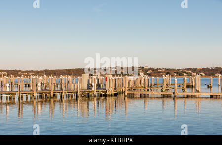 Glissades et dock spaces à un bateau de plaisance à Montauk montauk, ny Banque D'Images