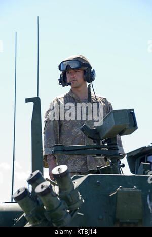 Greymouth, Nouvelle-Zélande, le 18 novembre 2017 : Portrait d'un membre d'équipage sur un véhicule blindé léger (VBL) à une journée portes ouvertes pour l'armée. Banque D'Images