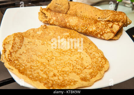 Le quinoa crêpes Préparation : rouler le quinoa crêpes Banque D'Images