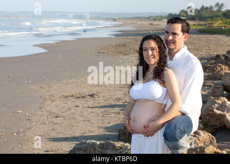 Couple sur la plage en attente de leur bébé - 28 semaines Banque D'Images