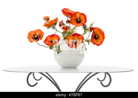 Vase de coquelicots rouge est sur une table à café, isolé sur fond blanc Banque D'Images