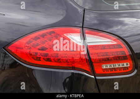 Des feux arrière sur une voiture de prestige moderne Banque D'Images