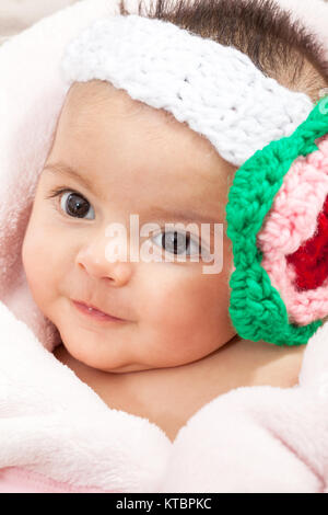 Une petite fille portant un bandeau en bonneterie Banque D'Images