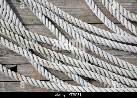 Close up of old rope sur terrasse en bois Banque D'Images