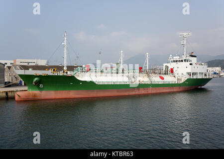 Avis de cargaison de GNL bateau amarré au por Banque D'Images