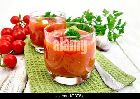 Tomate soupe dans deux verres sur light board Banque D'Images