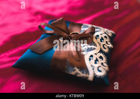 Anneau de mariage sur l'oreiller bleu Banque D'Images