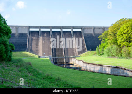 Les sociétés d'eau Yorkshire Thruscross barrage du réservoir s'étend sur la magnifique vallée de Nidderdale Washburn, North Yorkshire Banque D'Images