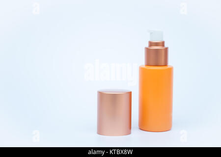 Bouteille cosmétique isolé sur fond blanc Banque D'Images