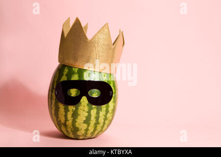 Superwatermelon portant un masque noir Banque D'Images