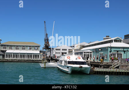 City Cat, à l'Est par West catamaran ferry accoste au Queens Wharf sur le front, Wellington, Nouvelle-Zélande avec Dockside Restaurant et bar derrière. Banque D'Images