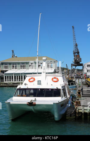 City Cat, à l'Est par West catamaran ferry accoste au Queens Wharf sur le front, Wellington, Nouvelle-Zélande avec Dockside Restaurant et bar derrière. Banque D'Images