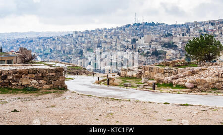 Chemin humide à partir de la Citadelle d'Amman dans la pluie Banque D'Images