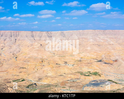 Voir l'autoroute du Roi dans la vallée de Wadi Mujib river Banque D'Images