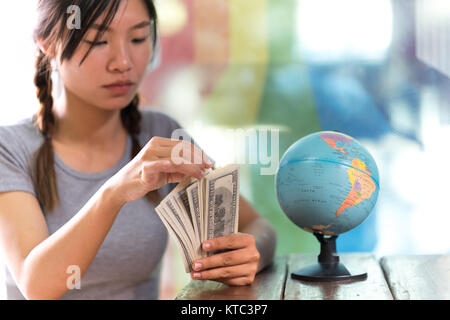 Les femmes d'explorer le monde de planifier leur voyage Banque D'Images