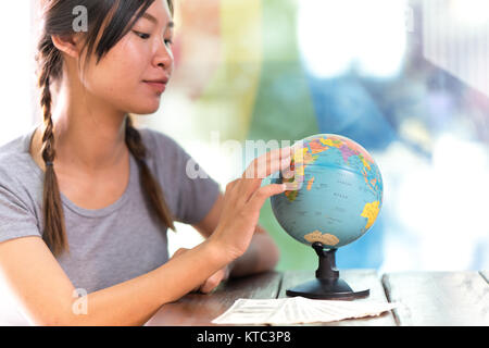 Les femmes d'explorer le monde de planifier leur voyage Banque D'Images