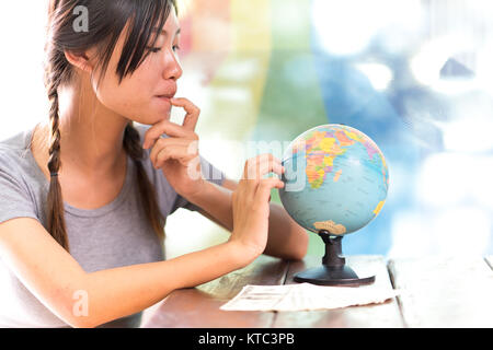 Les femmes d'explorer le monde de planifier leur voyage Banque D'Images