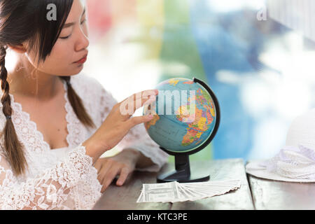 Les femmes d'explorer le monde de planifier leur voyage Banque D'Images