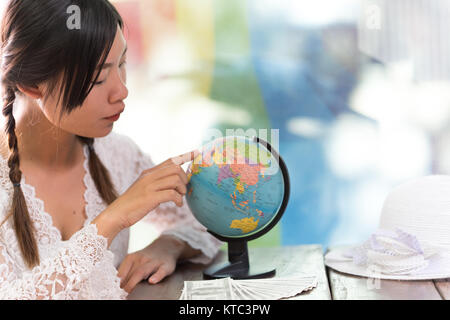 Les femmes d'explorer le monde de planifier leur voyage Banque D'Images