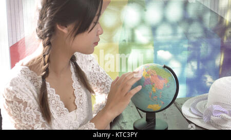 Les femmes d'explorer le monde de planifier leur voyage Banque D'Images