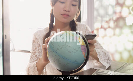 Les femmes d'explorer le monde de planifier leur voyage Banque D'Images