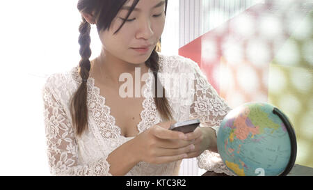 Les femmes d'explorer le monde de planifier leur voyage Banque D'Images