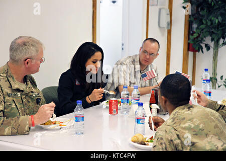 L'actrice Meghan Markle, centre, rejoint les membres du service militaire pour un repas au cours de la visite des troupes de l'USO à Bagram Air Field le 9 décembre 2014 à Bagram, en Afghanistan. Banque D'Images