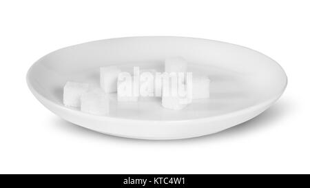 Des morceaux de sucre sur une plaque blanche Banque D'Images