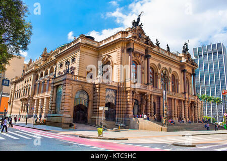 SAO PAULO, BRÉSIL - le 17 avril 2015 : Théâtre Municipal de São Paulo, construit en 1903 et ouvert en 1911, avec l'opéra Hamlet d'Ambroise Thomas, le mar, Banque D'Images