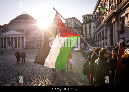 Naples, Italie. Dec 22, 2017. Naples prend la route avec une marche de contester le choix du président américain Donald Trump de déclarer Jérusalem comme capitale d'Israël et sa volonté d'aller de l'ambassade américaine à Jérusalem. Depuis 1948, la reconnaissance de son statut particulier de Jérusalem a été une agrafe protégées par le droit international. Crédit : Michele Amoruso/Pacific Press/Alamy Live News Banque D'Images