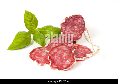 Tranches de salami sur le fond blanc Banque D'Images