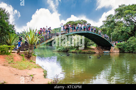 SAO PAULO, BRÉSIL - 20 avril 2015 : Pont dans le parc Ibirapuera, le 20 avril 2015. à Sao Paulo, au Brésil.. L'Ibirapuera est l'un des plus grands de l'Amérique latine Banque D'Images