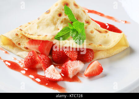 La crêpe avec fraises fraîches Banque D'Images