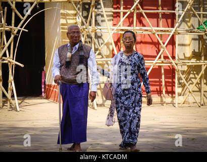 Bagan, Myanmar - Feb 4, 2017. Vieux birmans visitez Ananda Temple de Bagan, Myanmar. L'Ananda Temple situé dans la région de Bagan, est un temple bouddhiste construit Banque D'Images