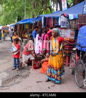 Bodhgaya, Inde - Jul 9, 2015. Les femmes indiennes non identifiés sur la rue portant sari traditionnel à Bodhgaya, en Inde. Saris est enroulé autour du corps, 4 t Banque D'Images