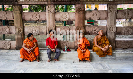 Bodhgaya, Inde - Jul 9, 2016. Un moine assis au Temple de la Mahabodhi à Bodhgaya, en Inde. Banque D'Images