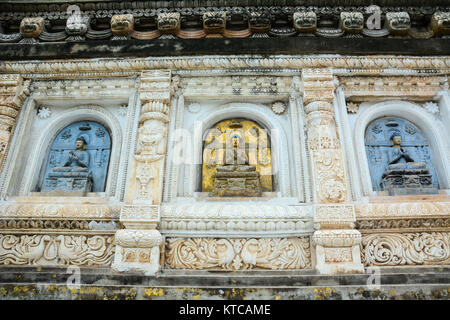 Groupe d'aide à la décoration du Temple de la Mahabodhi à Gaya dans le district de l'état de Bihar, Inde. Banque D'Images