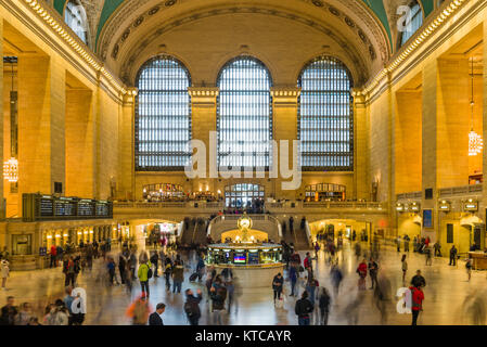 Le hall principal de l'intérieur de Grand Central Terminal avec des foules de touristes et navetteurs, Manhattan, New York, USA Banque D'Images