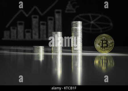 Les bitcoins or et des piles de pièces. L'entreprise virtuelle. Devise Crypto Banque D'Images