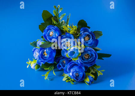 Fleurs violettes sur un fond bleu cobalt. Belle lueur bleue background Banque D'Images