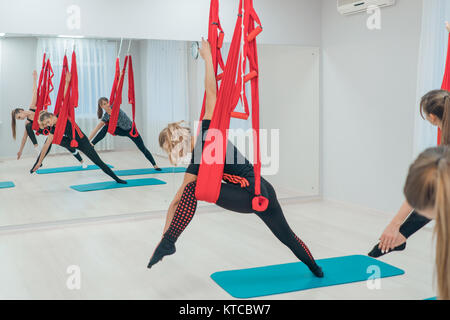 Charmante jeunes filles pratiquant le yoga détente dans l'air. La remise en forme. Mode de vie sain Banque D'Images