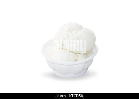 Glace coco dans un bol en plastique blanc isolé sur fond blanc avec chemin de détourage. La noix de coco à la vapeur est fabriqué à partir de noix de coco avec un doux parfum de fr Banque D'Images