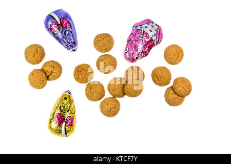 Pepernoten cookies au chocolat et de souris à Sinterklaas décoration sur fond blanc pour maison de vacances sinterklaasfeest néerlandaise le 5 décembre l'événement Banque D'Images