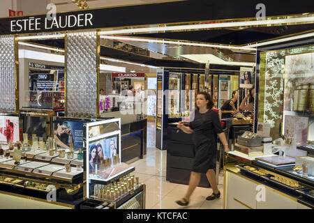 Estee Lauder stand boutique vendant des produits de beauté et parfums dans un magasin de David Jones à Sydney, Australie Banque D'Images