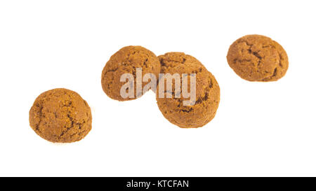 Biscuits Pepernoten de suite vu du dessus comme décoration Sinterklaas sur fond blanc pour maison de vacances sinterklaasfeest néerlandaise le 5 décembre l'événement Banque D'Images