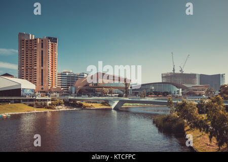 Adelaide, Australie - janvier 13, 2017 : Adelaide city skyline avec ses bâtiments emblématiques vue sur rivière Torrens dans Elder Park sur un jour lumineux Banque D'Images