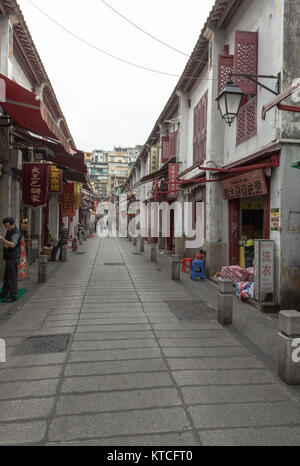 MACAO, CHINE DÉCEMBRE 2012 : personnes à pied dans le centre historique de Macao Banque D'Images